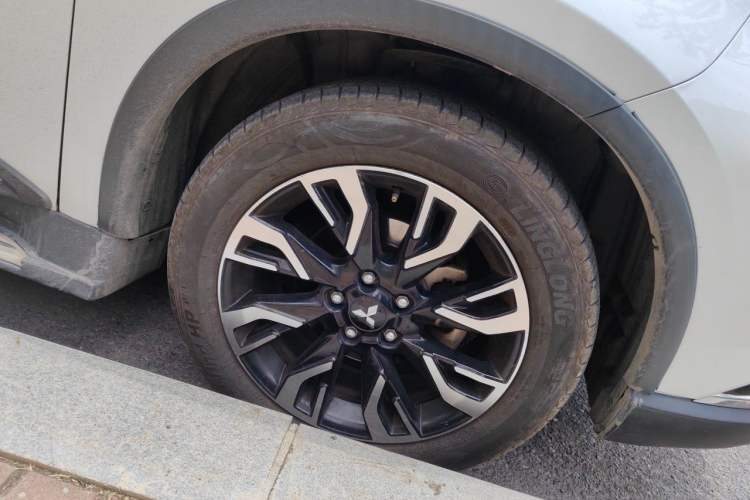 Used Mitsubishi Outlander 2019 2.0L Two-Wheel Drive Comfort Edition 5 Seats China VI Standard Right Front Wheel Hub