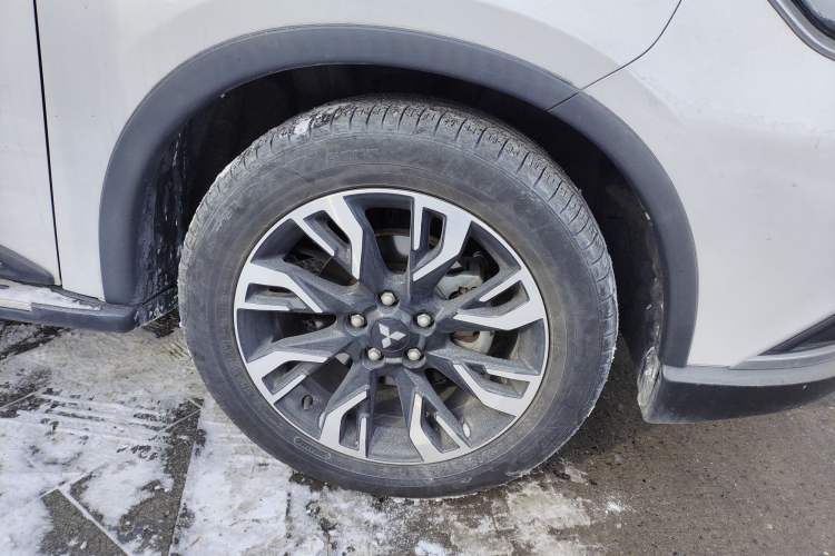 Used Mitsubishi Outlander 2019 2.4L 4x4 Zhi Xiang Edition 5 Seats China VI Standard Right Front Wheel Hub
