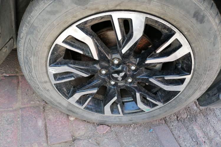Used Mitsubishi Outlander 2019 2.0L Two-Wheel Drive Comfort Edition 5 Seats China V Standard Right Front Wheel Hub