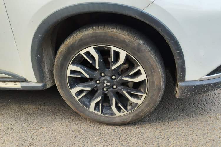 Used Mitsubishi Outlander 2019 2.0L Two-Wheel Drive Comfort Edition 5 Seats China VI Standard Right Front Wheel Hub