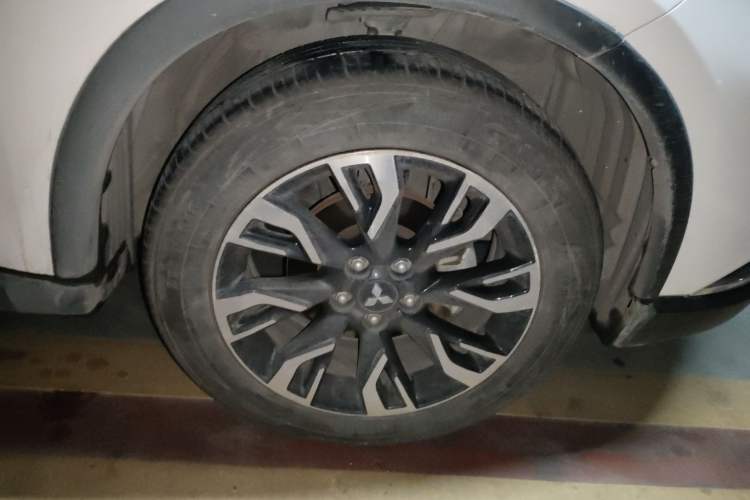 Used Mitsubishi Outlander 2019 2.0L Two-Wheel Drive Comfort Edition 5 Seats China VI Standard Right Front Wheel Hub