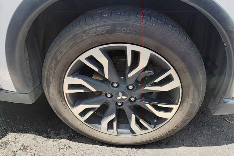 Used Mitsubishi Outlander 2019 2.0L Two-Wheel Drive Comfort Edition 5 Seats China VI Standard Right Front Wheel Hub