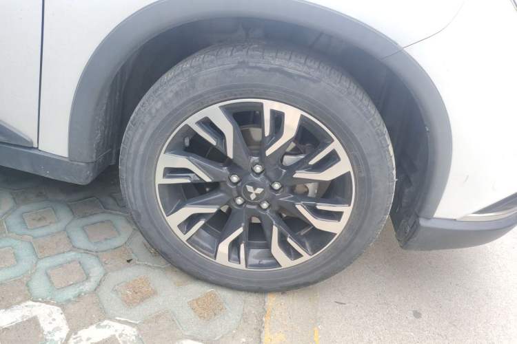 Used Mitsubishi Outlander 2019 2.0L Two-Wheel Drive Comfort Edition 7-Seater China VI Standard Right Front Wheel Hub