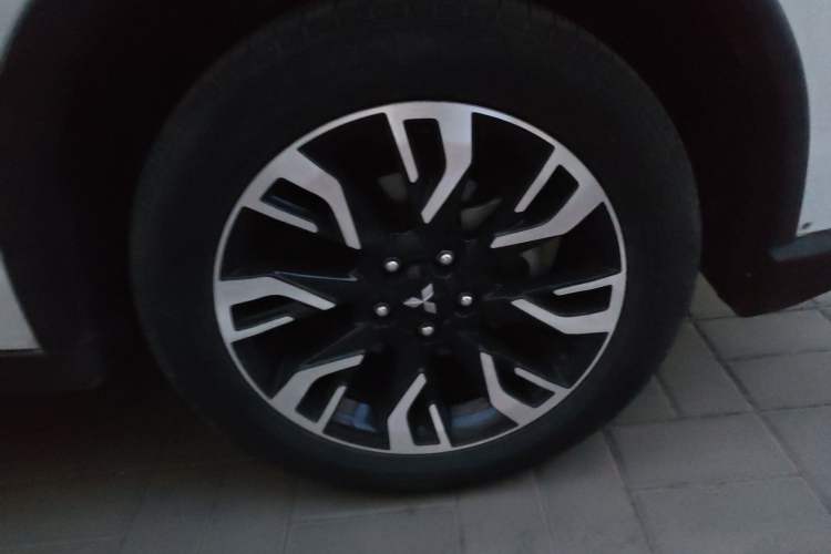 Used Mitsubishi Outlander 2019 2.4L 4x4 Zhi Xiang Edition 5 Seats China VI Standard Right Front Wheel Hub
