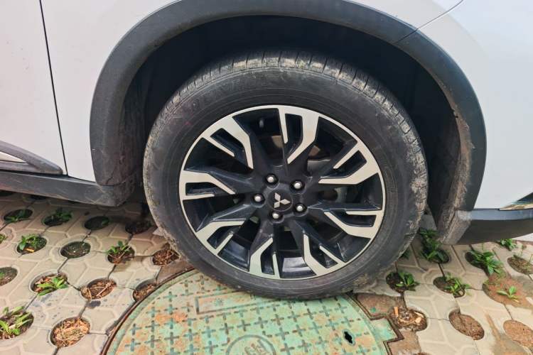 Used Mitsubishi Outlander 2019 2.4L Two-Wheel Drive ZhiXing Version 5 Seats China V Emission Standard Right Front Wheel Hub