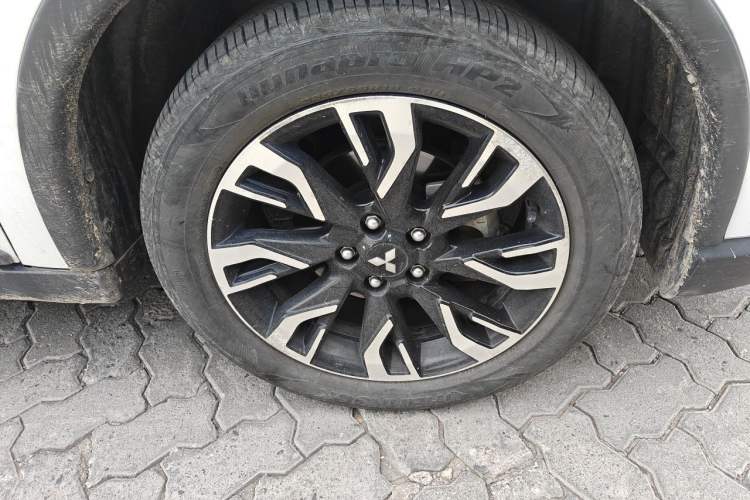 Used Mitsubishi Outlander 2019 2.4L 4x4 Zhi Xiang Edition 7 Seats China VI Standard Right Front Wheel Hub