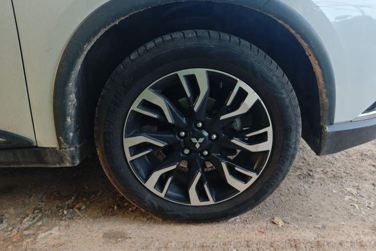 Used Mitsubishi Outlander 2019 2.4L 4x4 Zhi Xiang Edition 7 Seats China VI Standard Right Front Wheel Hub
