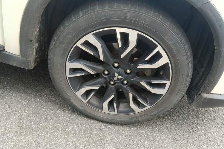 Used Mitsubishi Outlander 2019 2.0L Two-Wheel Drive Comfort Edition 5 Seats China V Standard Right Front Wheel Hub