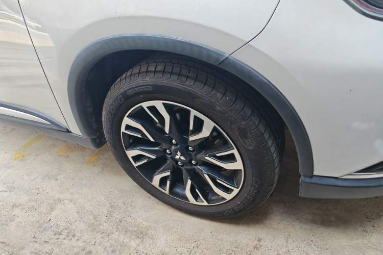 Used Mitsubishi Outlander 2019 2.0L Two-Wheel Drive Comfort Edition 5 Seats China VI Standard Right Front Wheel Hub