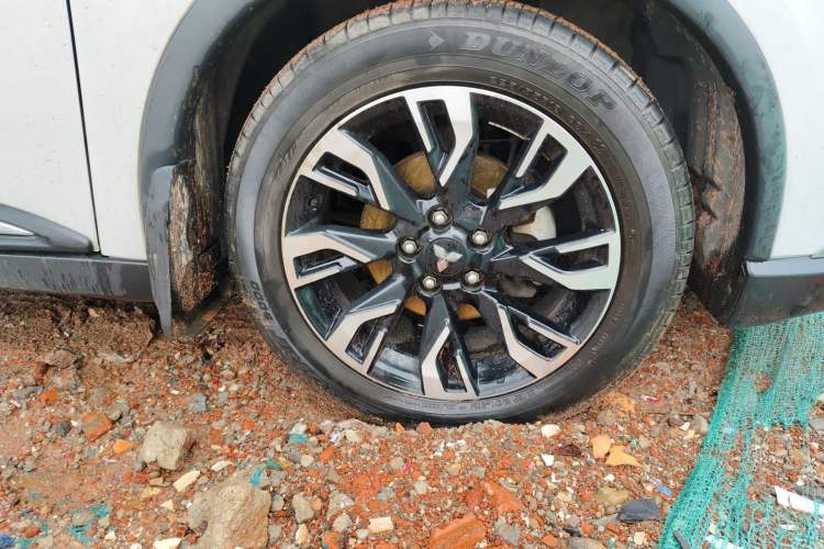 Used Mitsubishi Outlander 2019 2.4L Two-Wheel Drive ZhiXing Version 5 Seats China V Emission Standard Right Front Wheel Hub