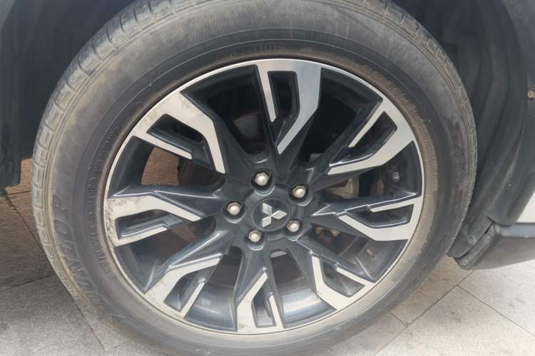 Used Mitsubishi Outlander 2019 2.0L Two-Wheel Drive Comfort Edition 5 Seats China VI Standard Right Front Wheel Hub