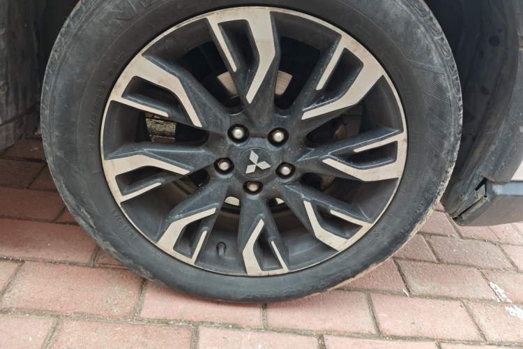 Used Mitsubishi Outlander 2019 2.4L 4x4 Zhi Xiang Edition 5 Seats China VI Standard Right Front Wheel Hub