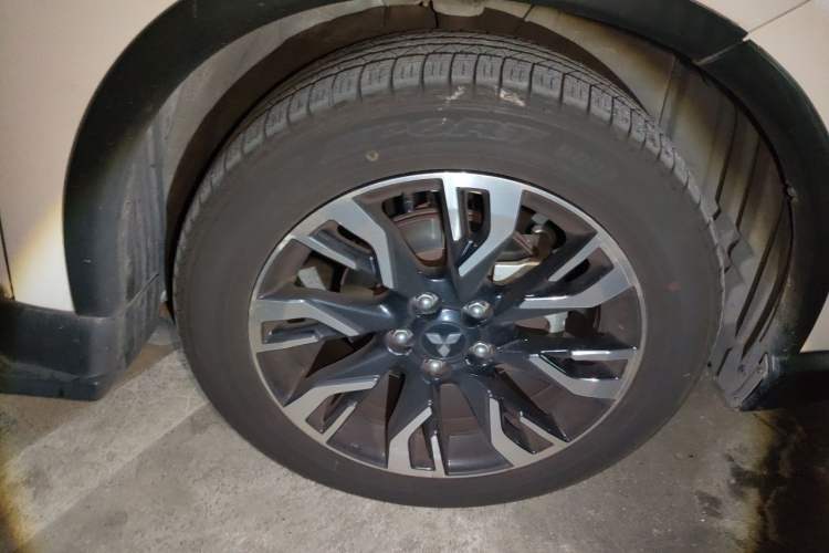 Used Mitsubishi Outlander 2019 2.4L 4x4 Zhi Xiang Edition 5 Seats China V Emission Standard Right Front Wheel Hub