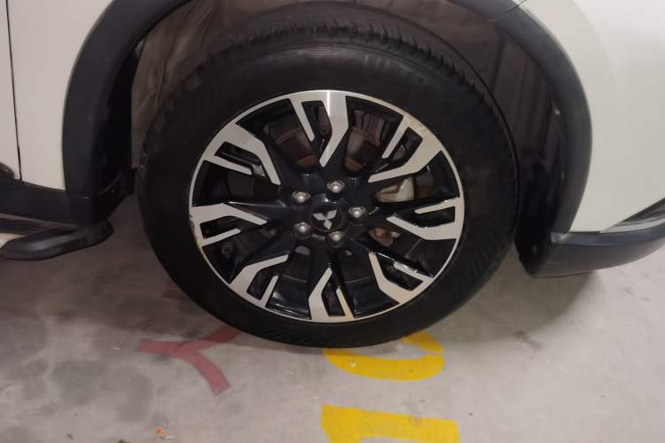 Used Mitsubishi Outlander 2019 2.4L 4x4 Zhi Xiang Edition 5 Seats China V Emission Standard Right Front Wheel Hub