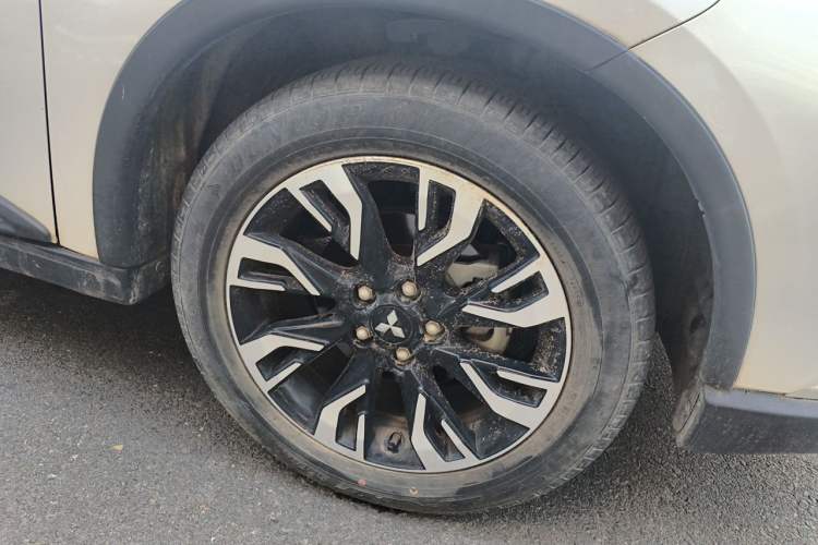 Used Mitsubishi Outlander 2019 2.4L 4x4 Zhi Xiang Edition 7 Seats China VI Standard Right Front Wheel Hub