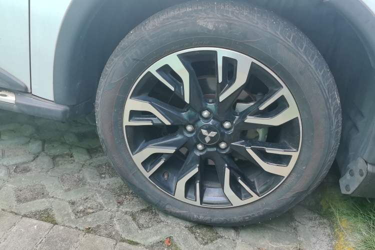 Used Mitsubishi Outlander 2019 2.4L 4x4 Zhi Xiang Edition 7 Seats China V Emission Standard Right Front Wheel Hub