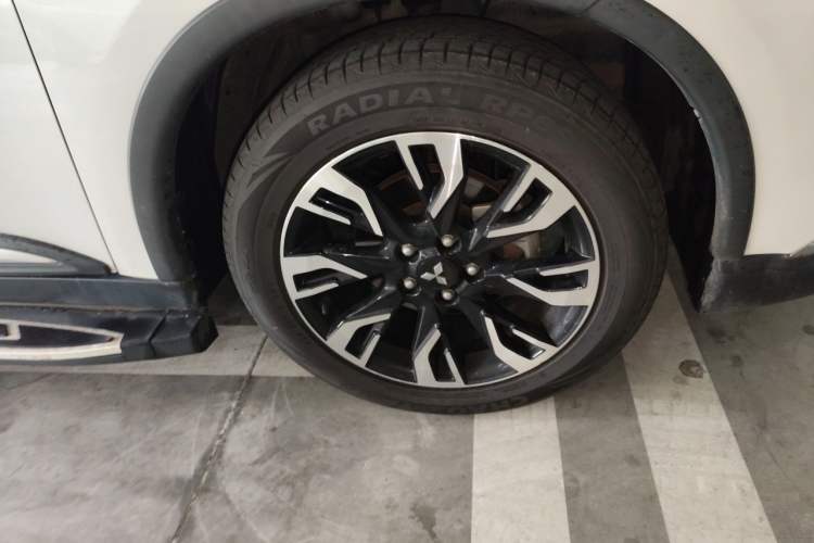 Used Mitsubishi Outlander 2019 2.0L Two-Wheel Drive Comfort Edition 5 Seats China VI Standard Right Front Wheel Hub