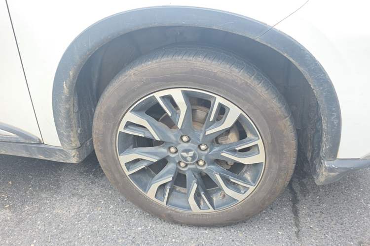 Used Mitsubishi Outlander 2019 2.0L Two-Wheel Drive Comfort Edition 5 Seats China VI Standard Right Front Wheel Hub
