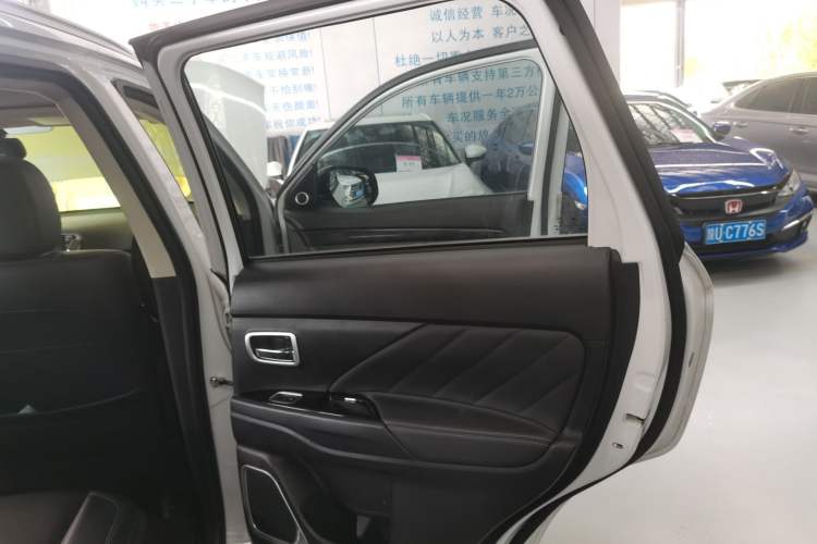 Used Mitsubishi Outlander 2019 2.0L Two-Wheel Drive Comfort Edition 7-Seater China VI Standard Right Rear Door Interior