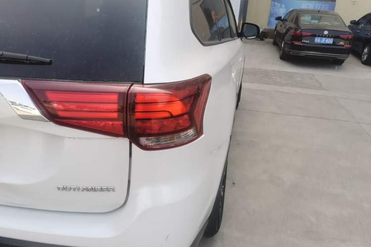 Used Mitsubishi Outlander 2019 2.0L Two-Wheel Drive Comfort Edition 7 Seats China V Emission Standard Right Rear Taillight