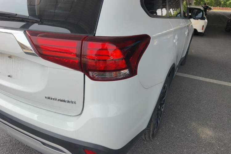 Used Mitsubishi Outlander 2019 2.0L Two-Wheel Drive Comfort Edition 5 Seats China VI Standard Right Rear Taillight