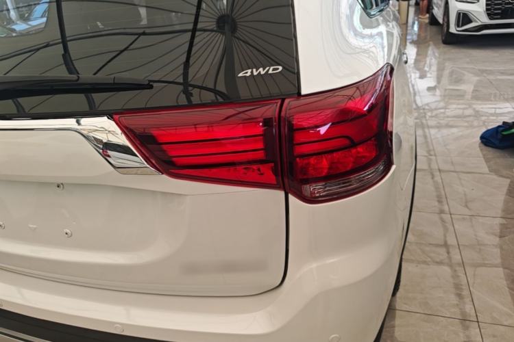 Used Mitsubishi Outlander 2019 2.4L 4x4 Zhi Xiang Edition 5 Seats China VI Standard Right Rear Taillight