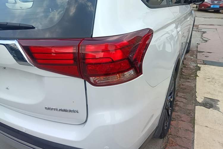 Used Mitsubishi Outlander 2019 2.0L Two-Wheel Drive Comfort Edition 5 Seats China V Standard Right Rear Taillight