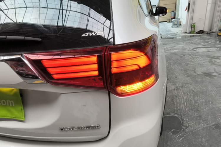 Used Mitsubishi Outlander 2019 2.4L 4x4 Zhi Xiang Edition 5 Seats China VI Standard Right Rear Taillight