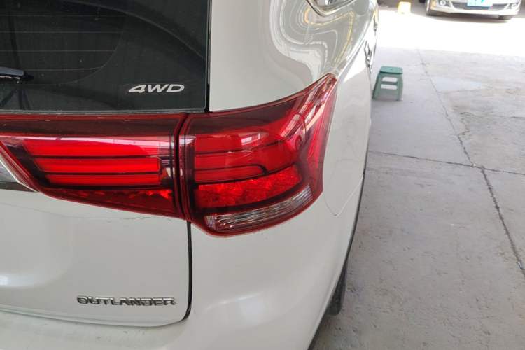 Used Mitsubishi Outlander 2019 2.4L 4x4 Zhi Xiang Edition 7 Seats China V Emission Standard Right Rear Taillight