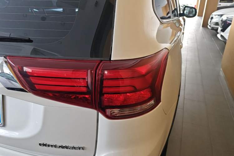 Used Mitsubishi Outlander 2019 2.0L Two-Wheel Drive Comfort Edition 5 Seats China VI Standard Right Rear Taillight