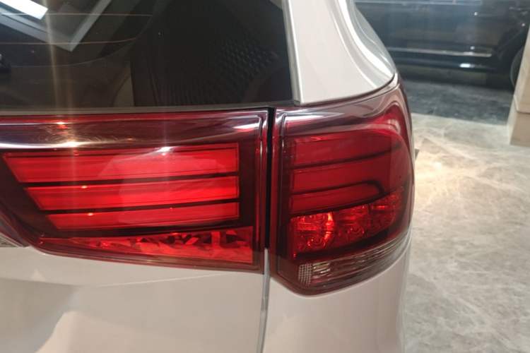Used Mitsubishi Outlander 2019 2.0L Two-Wheel Drive Comfort Edition 5 Seats China VI Standard Right Rear Taillight