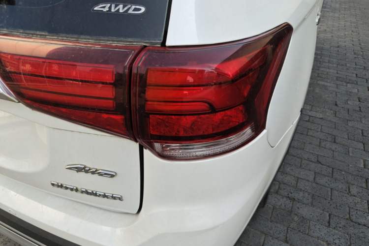 Used Mitsubishi Outlander 2019 2.4L 4x4 Zhi Xiang Edition 5 Seats China V Emission Standard Right Rear Taillight