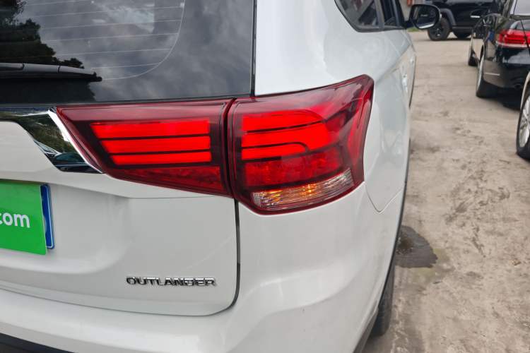 Used Mitsubishi Outlander 2019 2.0L Two-Wheel Drive Comfort Edition 5 Seats China VI Standard Right Rear Taillight