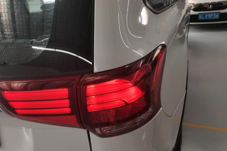 Used Mitsubishi Outlander 2019 2.0L Two-Wheel Drive Comfort Edition 7-Seater China VI Standard Right Rear Taillight