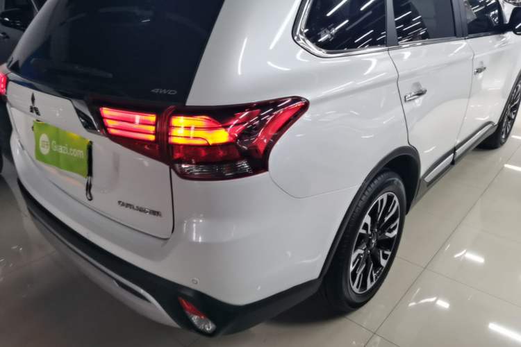 Used Mitsubishi Outlander 2019 2.4L 4x4 Zhi Xiang Edition 5 Seats China VI Standard Right Rear Taillight