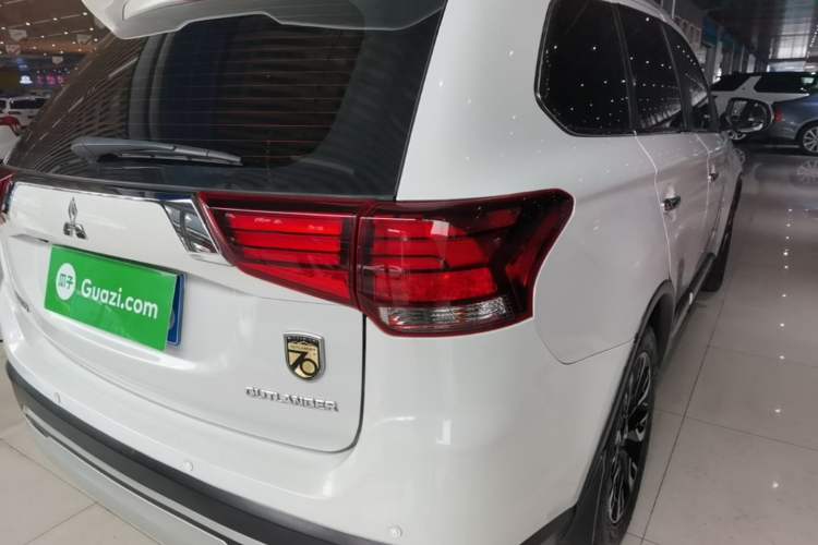 Used Mitsubishi Outlander 2019 2.0L Two-Wheel Drive Comfort Edition 7-Seater China VI Standard Right Rear Taillight