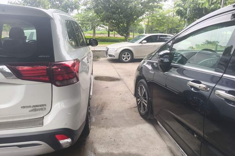 Used Mitsubishi Outlander 2019 2.4L 4x4 Zhi Xiang Edition 7 Seats China VI Standard Right Rear Taillight