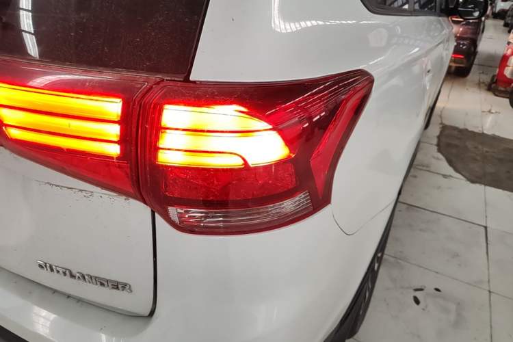 Used Mitsubishi Outlander 2019 2.0L Two-Wheel Drive Comfort Edition 5 Seats China VI Standard Right Rear Taillight