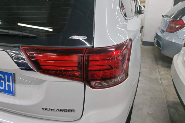 Used Mitsubishi Outlander 2019 2.4L 4x4 Zhi Xiang Edition 5 Seats China V Emission Standard Right Rear Taillight