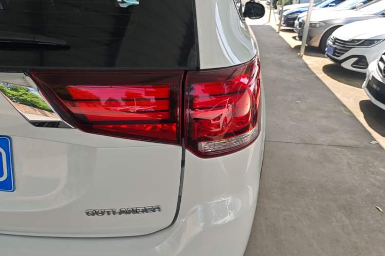 Used Mitsubishi Outlander 2019 2.0L Two-Wheel Drive Comfort Edition 5 Seats China V Standard Right Rear Taillight