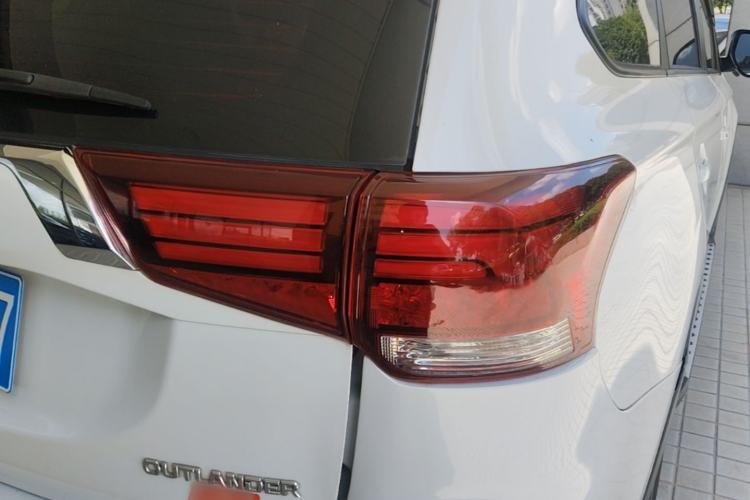 Used Mitsubishi Outlander 2019 2.0L Two-Wheel Drive Comfort Edition 5 Seats China VI Standard Right Rear Taillight