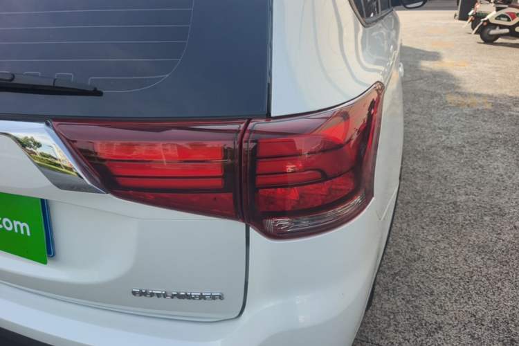 Used Mitsubishi Outlander 2019 2.0L Two-Wheel Drive Comfort Edition 5 Seats China VI Standard Right Rear Taillight
