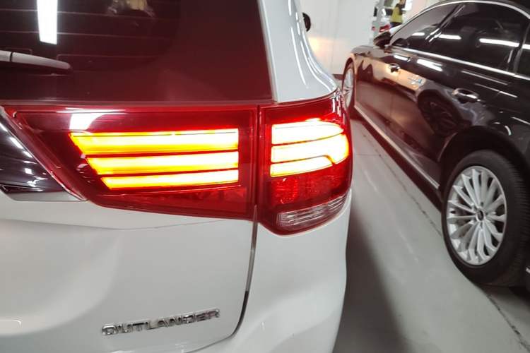 Used Mitsubishi Outlander 2019 2.0L Two-Wheel Drive Comfort Edition 5 Seats China VI Standard Right Rear Taillight