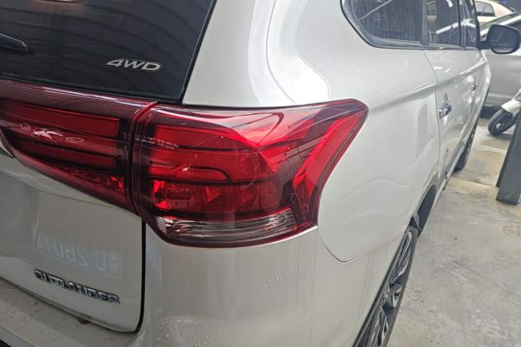 Used Mitsubishi Outlander 2019 2.4L 4x4 Zhi Xiang Edition 5 Seats China V Emission Standard Right Rear Taillight