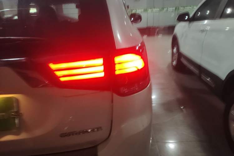 Used Mitsubishi Outlander 2019 2.0L Two-Wheel Drive Comfort Edition 7 Seats China V Emission Standard Right Rear Taillight