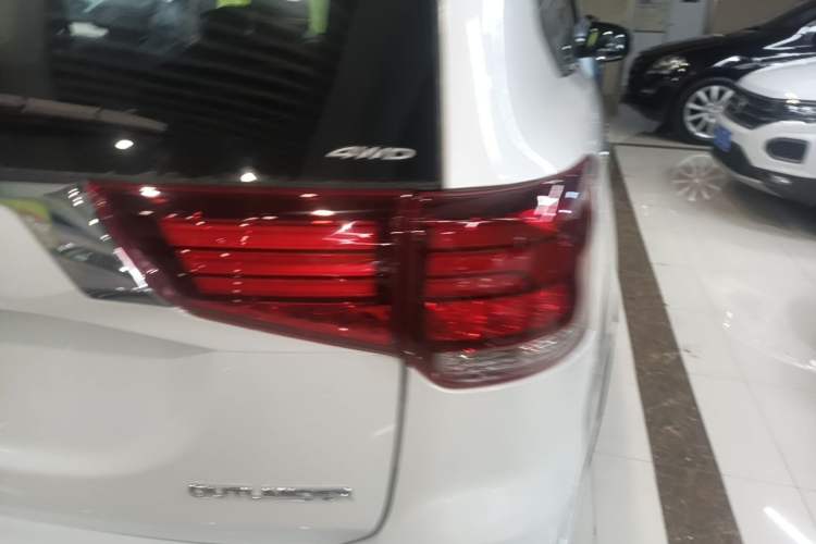 Used Mitsubishi Outlander 2019 2.4L 4x4 Zhi Xiang Edition 7 Seats China VI Standard Right Rear Taillight