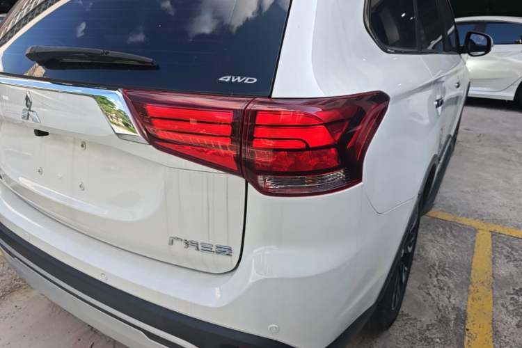 Used Mitsubishi Outlander 2019 2.4L 4x4 Zhi Xiang Edition 7 Seats China VI Standard Right Rear Taillight