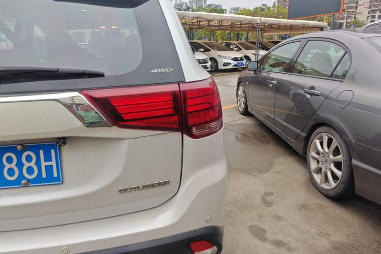 Used Mitsubishi Outlander 2019 2.4L 4x4 Zhi Xiang Edition 7 Seats China VI Standard Right Rear Taillight