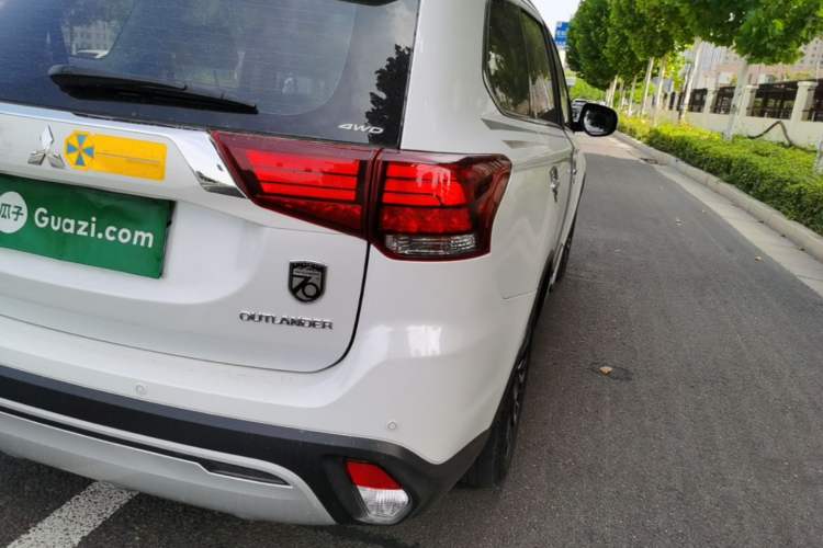 Used Mitsubishi Outlander 2019 2.4L 4x4 Zhi Xiang Edition 7 Seats China VI Standard Right Rear Taillight