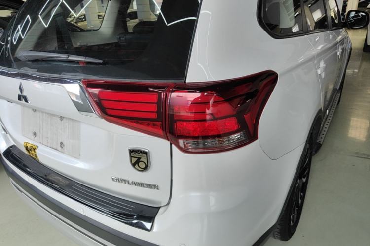 Used Mitsubishi Outlander 2019 2.0L Two-Wheel Drive Comfort Edition 7-Seater China VI Standard Right Rear Taillight